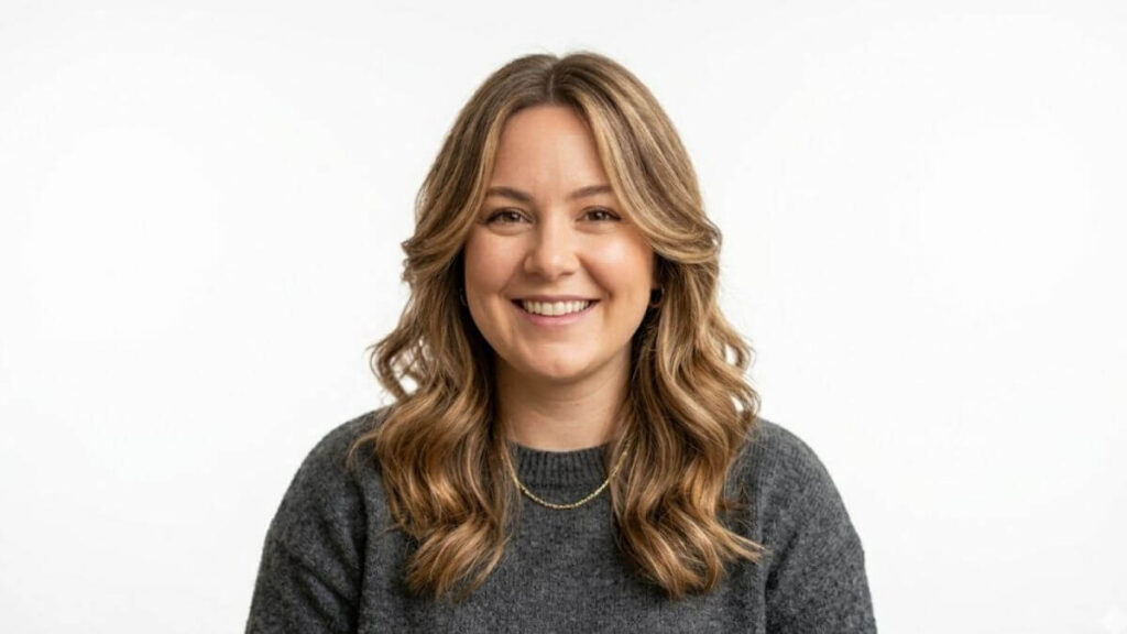 soft waves face framing round face hairstyle