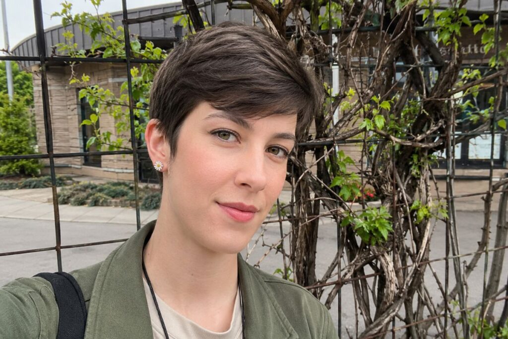 Classic pixie hairstyle for oblong face shape
