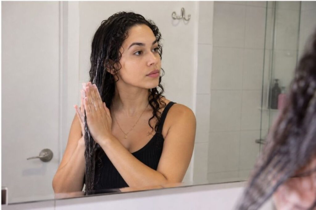 Styling damp curly hair with leave in conditioner